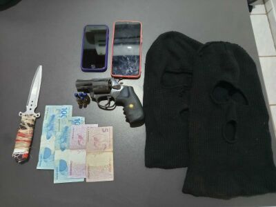 Imagem da notícia Revólver foi apreendido com suspeitos de furto de motos em Alcinópolis